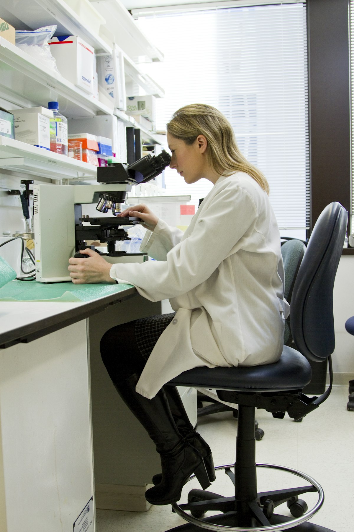 Analytical verification and supply chain integration for SNAP-8 peptide raw materials in cosmetic OEM manufacturing